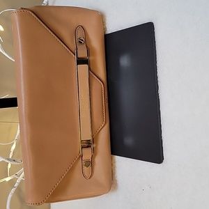 EUC Isaac Mizrahi Jeanette Camel Clutch Leather Golden Tone Hardware